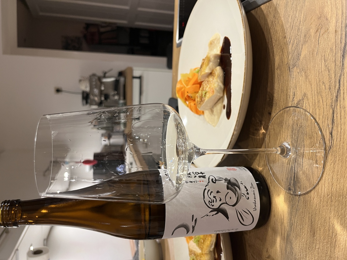 Essen mit einer Flasche Urakasumi Zen 